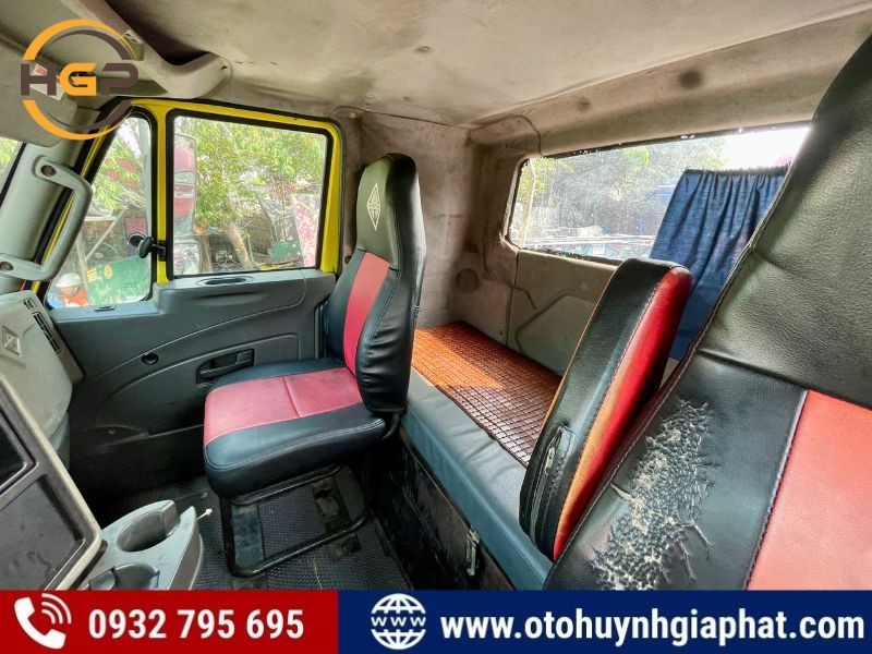 Không gian giường nghỉ trong cabin xe ô tô cũ 2014 International