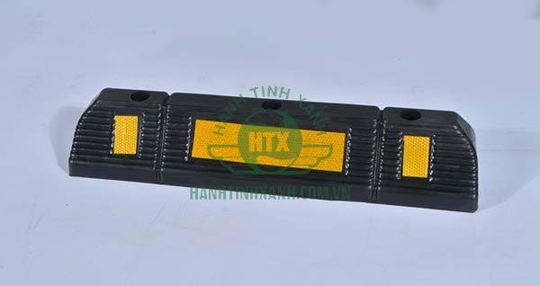 Kho chứa gờ chặn bánh xe ô tô sẵn hàng