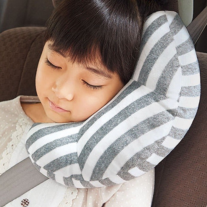 Gối hình chữ C màu xám ngồi xe ô tô cho bé