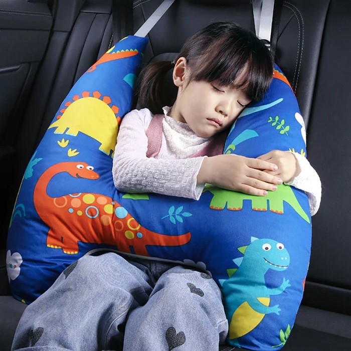 Gối ôm hình chữ H màu xanh khi đi xe ô tô cho bé