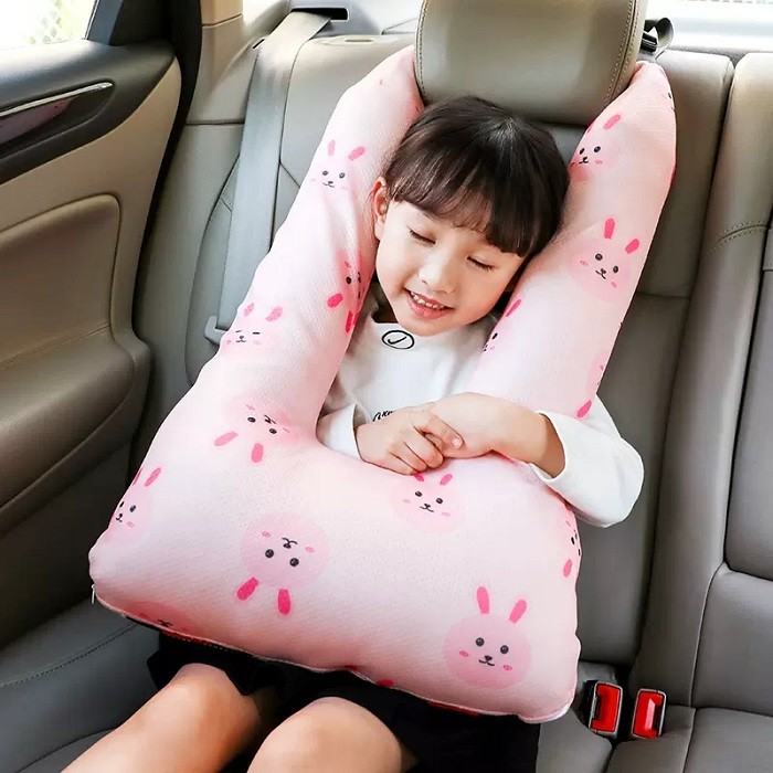 Gối ôm hình chữ U màu vàng ngồi xe ô tô cho bé