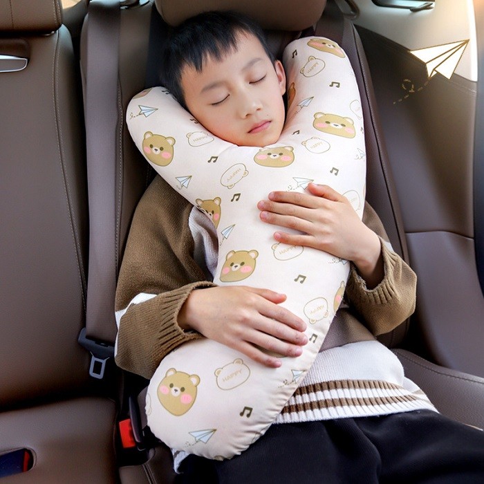 Gối ôm hình chữ Y màu xanh dùng khi ngồi xe ô tô cho bé