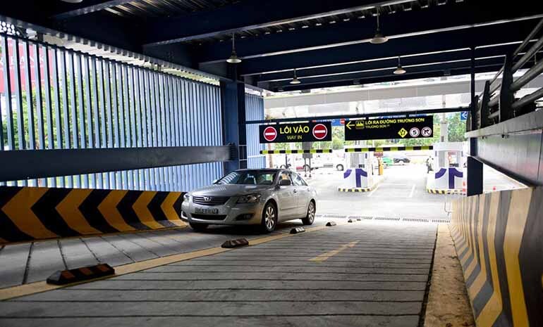 Hình ảnh xe ô tô đang được gửi tại nhà giữ xe sân bay Tân Sơn Nhất