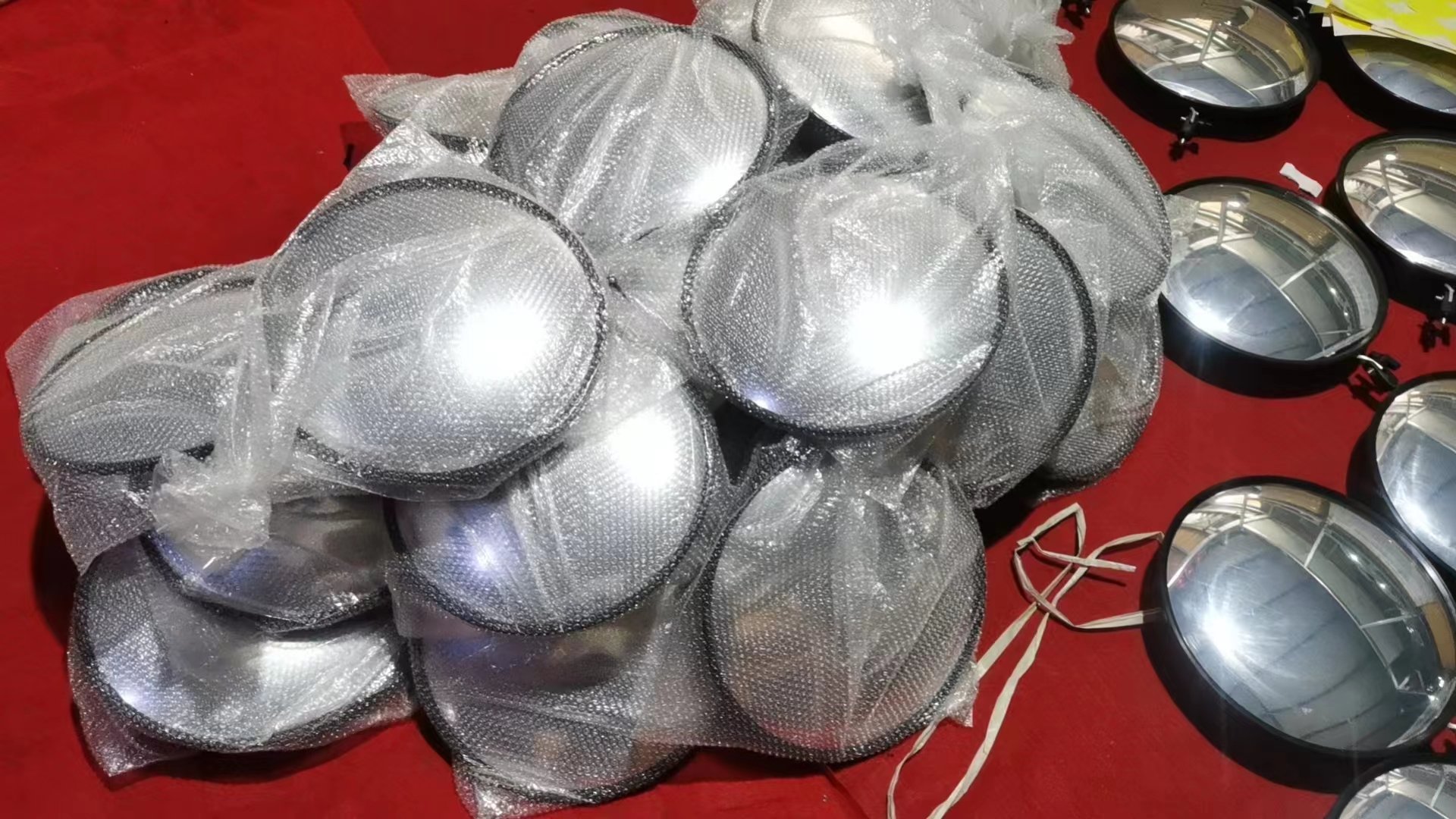 Người dùng thao tác với gương soi gầm xe ô tô dài 1.3 mét