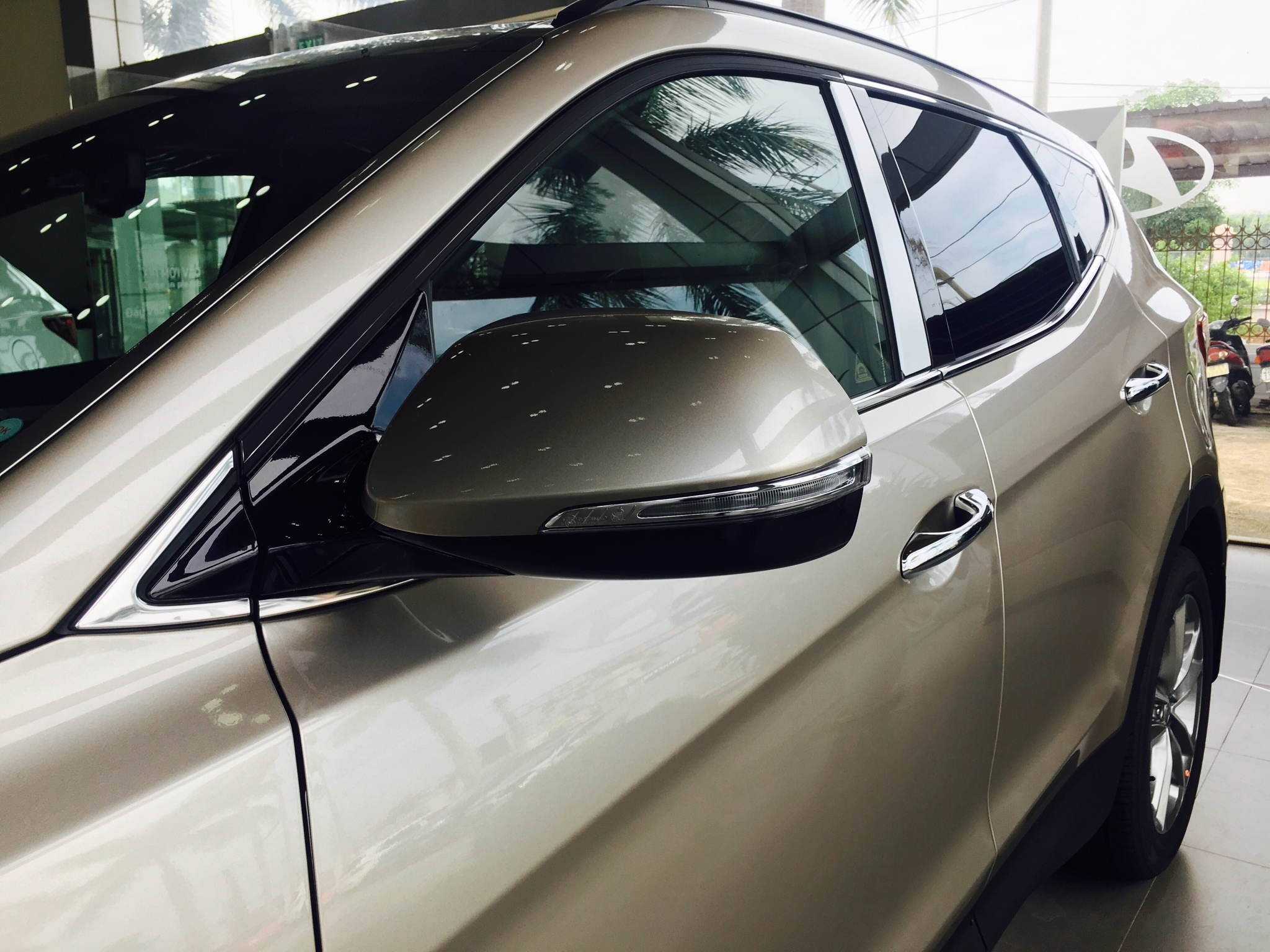Gương chiếu hậu xe Hyundai Santa Fe, tích hợp công nghệ và thiết kế hiện đại