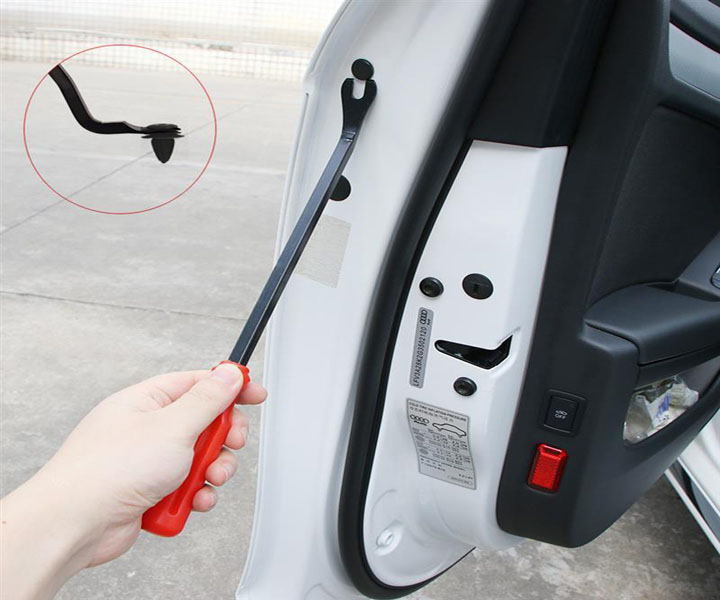 Cận cảnh đầu dụng cụ tháo đinh tán nhựa xe ô tô