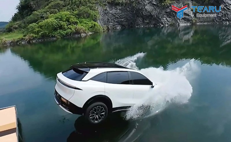 Cách thoát hiểm an toàn khi xe ô tô rơi xuống nước bằng cách hạ kính hoặc phá kính