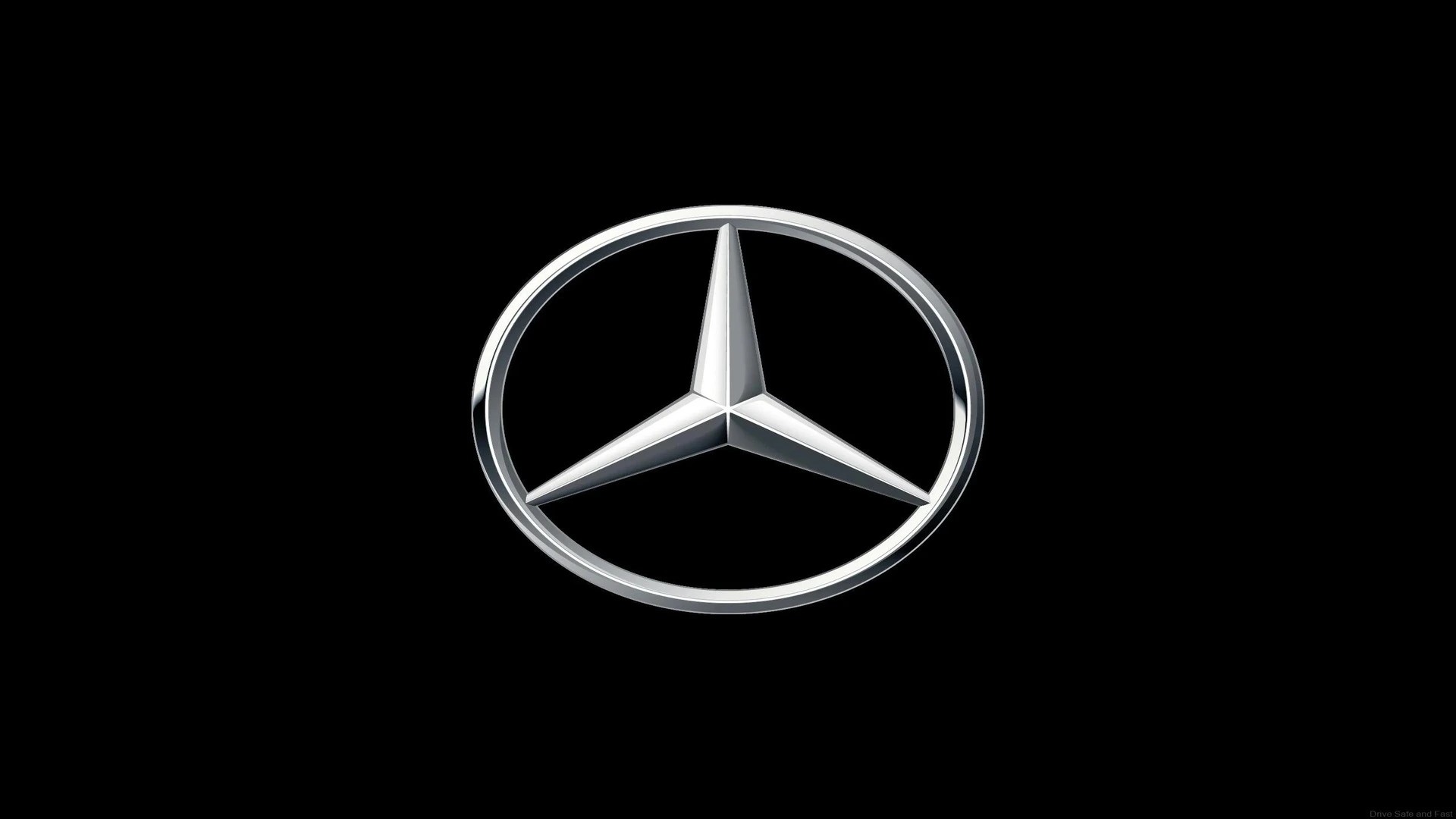 Một chiếc xe Mercedes-Benz sang trọng, đại diện cho một trong những hãng xe ô tô lâu đời nhất thế giới với di sản đẳng cấp