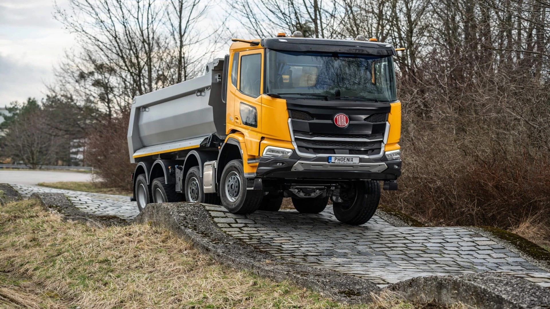 Logo và nhà máy của Tatra, đánh dấu sự ra đời của một hãng xe ô tô lâu đời nhất thế giới