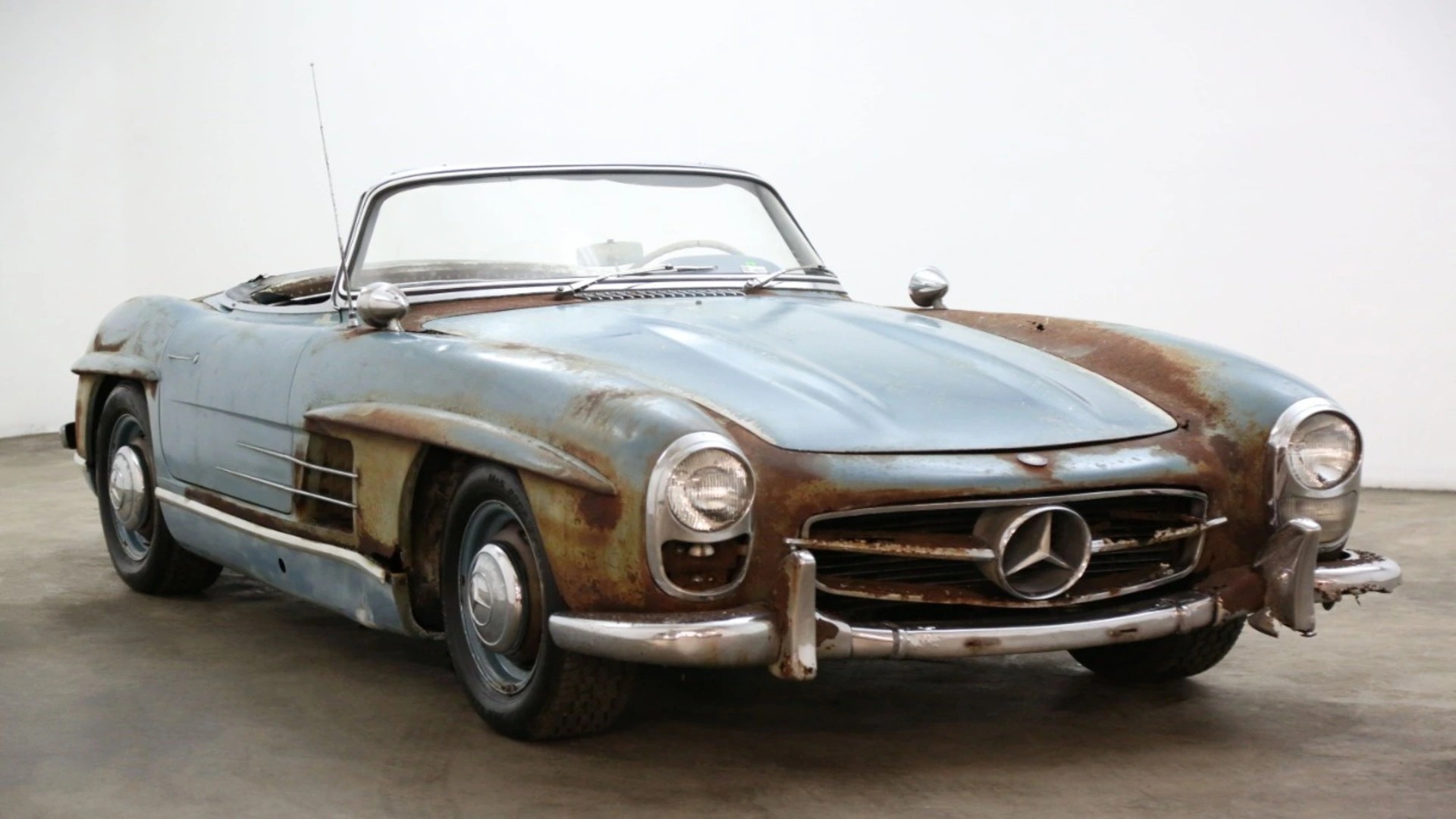 Biểu tượng ngôi sao ba cánh của Mercedes-Benz, tượng trưng cho sự thống trị trên bộ, trên không và dưới nước của hãng xe ô tô lâu đời nhất thế giới
