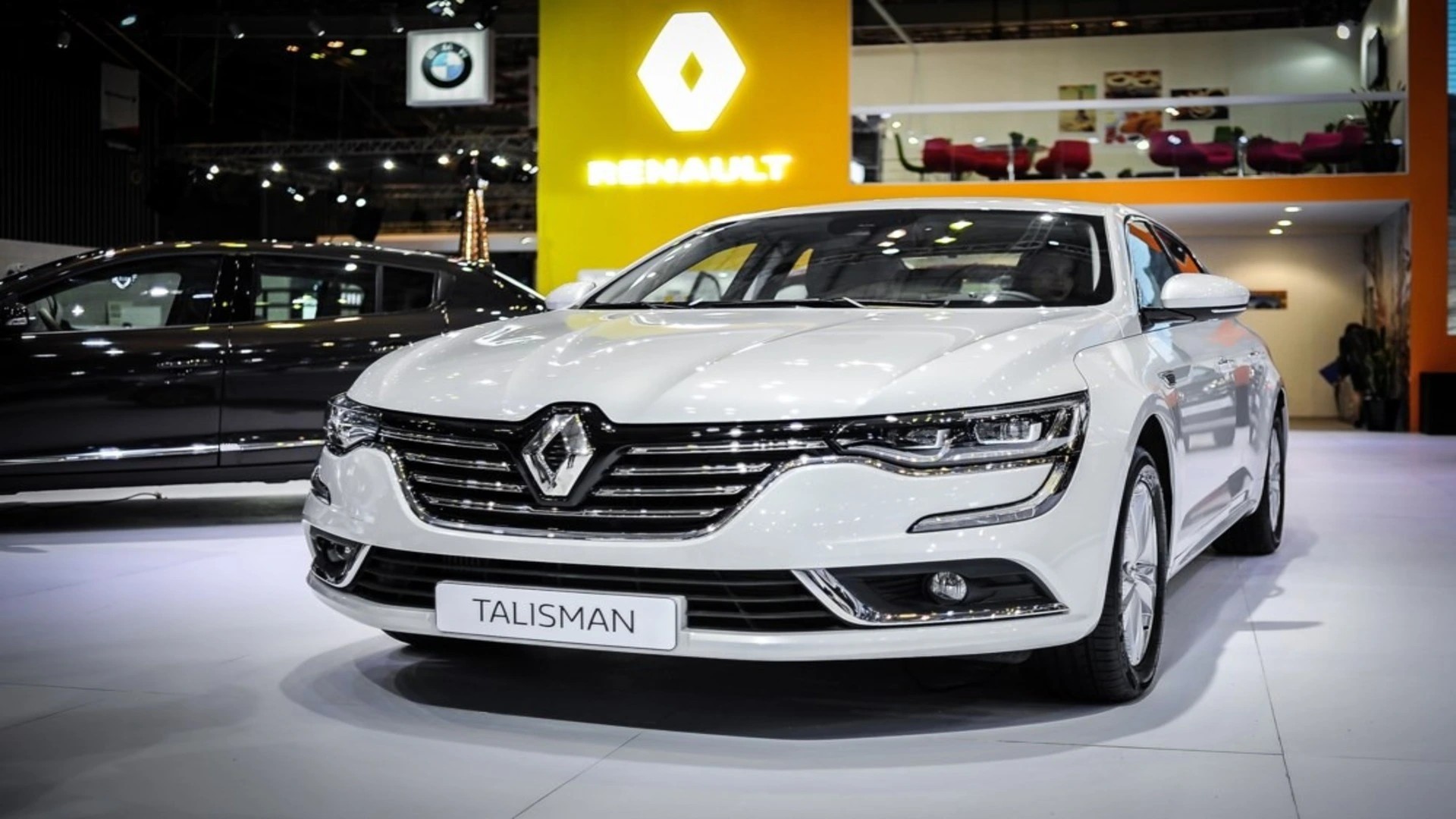 Một mô hình xe Renault 1900, minh chứng cho sự lâu đời của hãng xe ô tô lâu đời nhất thế giới