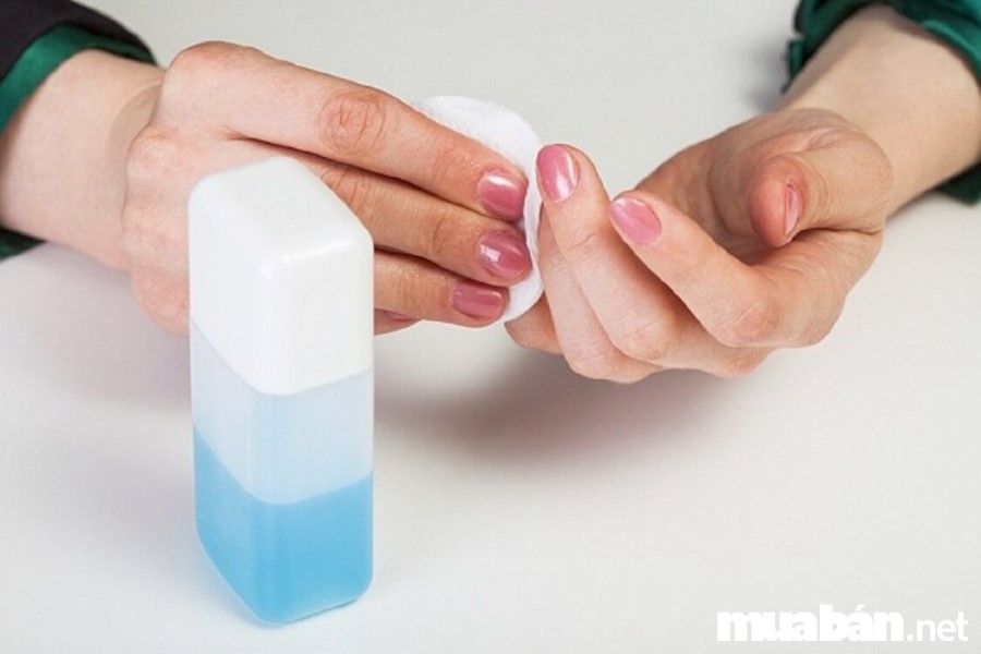 Sử dụng nước rửa móng tay chứa acetone để tẩy vết bút xóa