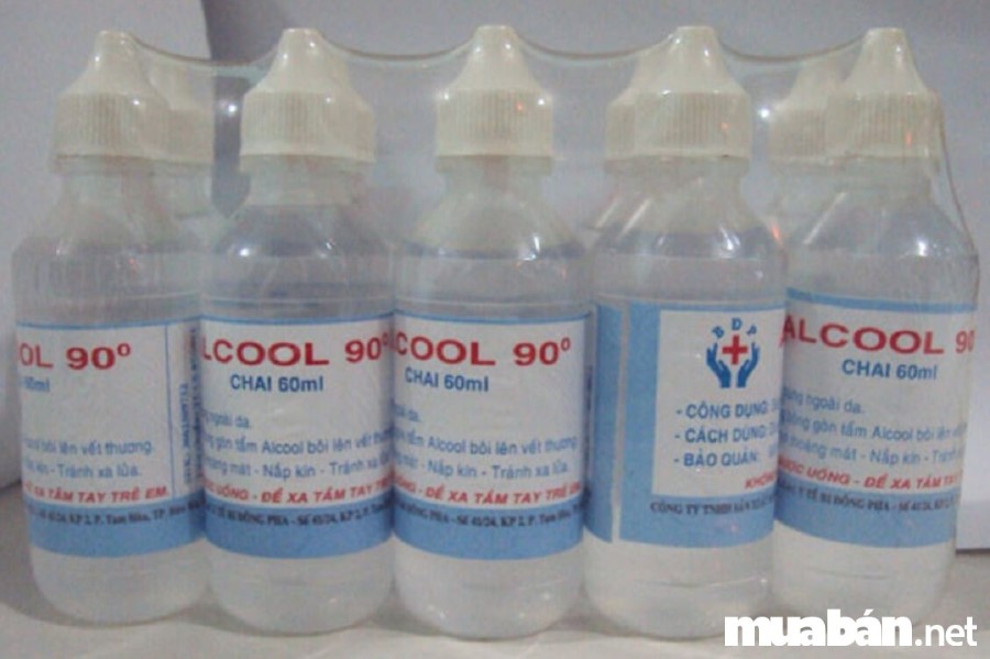 Cồn 90 độ có thể tẩy sạch vết bút xóa trên xe ô tô