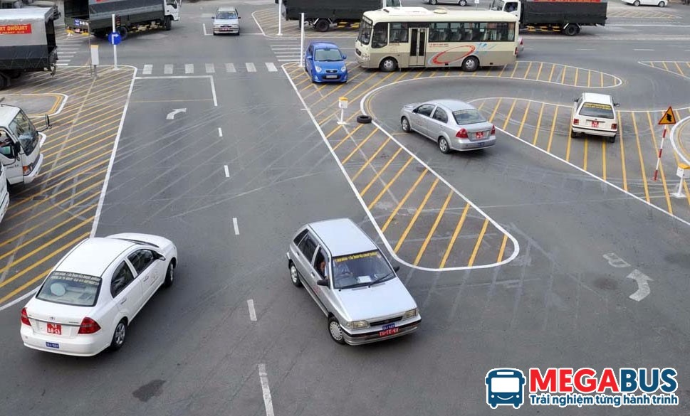 Một chiếc xe tập lái màu trắng trên sân sát hạch