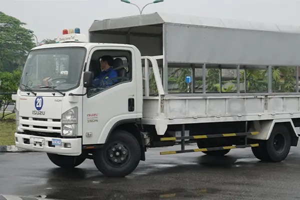 Học viên thực hành kỹ năng lái xe trên xe đời mới