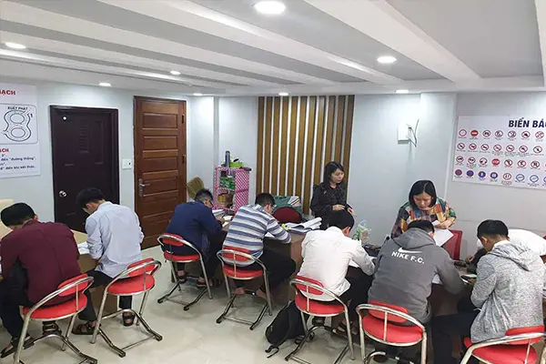 Học viên làm thủ tục đăng ký học bằng lái xe ô tô các hạng tại TP.HCM