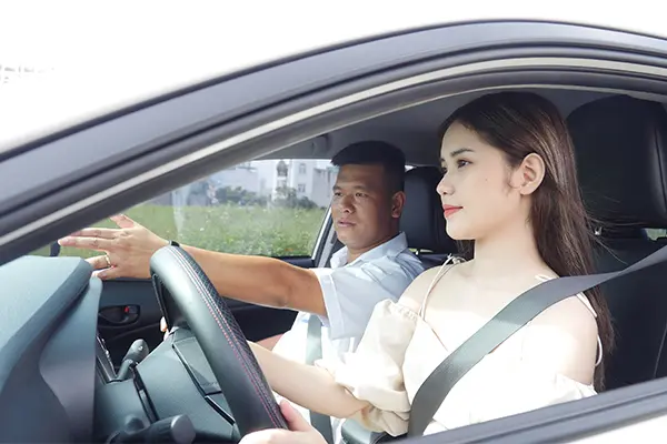 Giáo viên hướng dẫn học viên thực hành lái xe ô tô 1 kèm 1