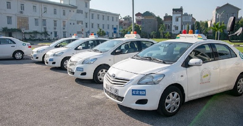 Thí sinh chuẩn bị trước khi thi sát hạch lái xe ô tô B2 trên sân tập