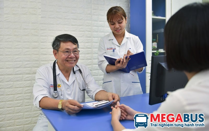 Người cầm bằng lái xe ô tô hạng B2 trên tay