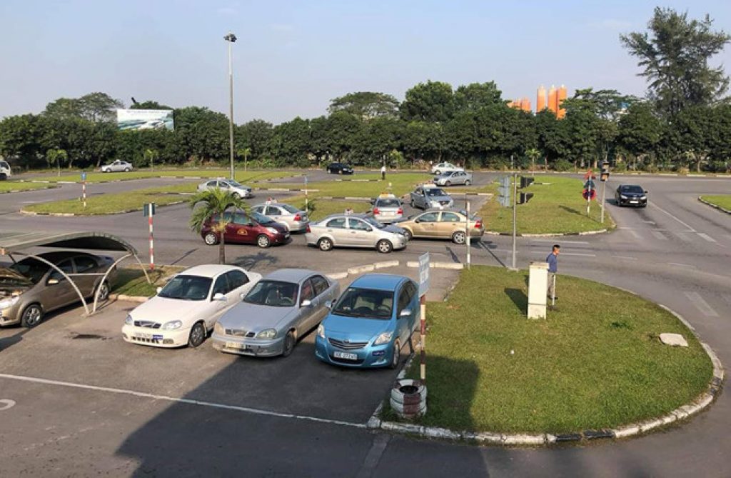 Học viên tham gia buổi học lý thuyết lái xe ô tô tại trung tâm