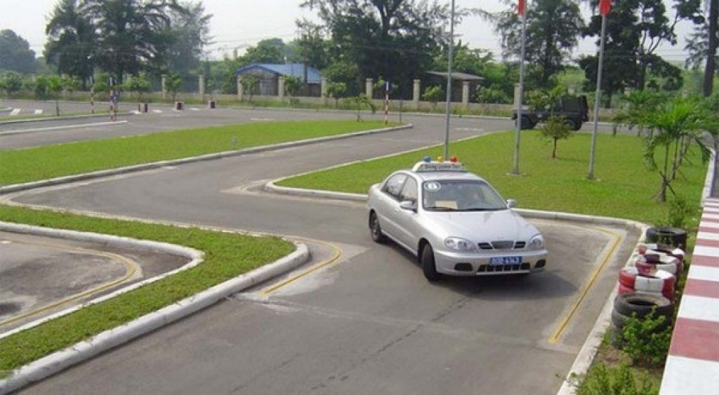 Thực hành bài thi tiến lùi xe trong hình chữ chi