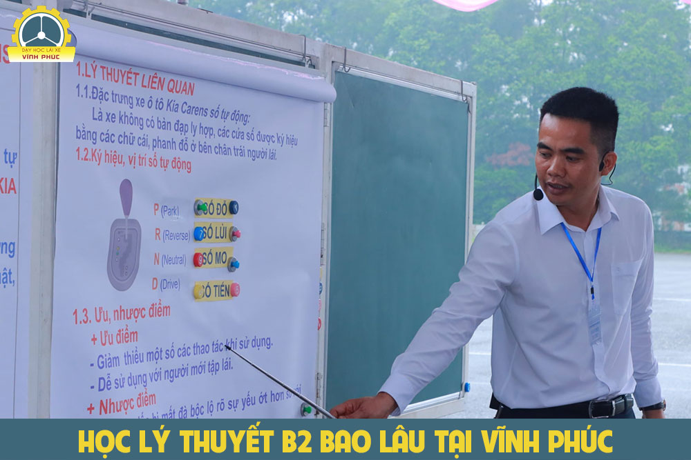 Học viên ôn tập lý thuyết lái xe ô tô B2 trên máy tính
