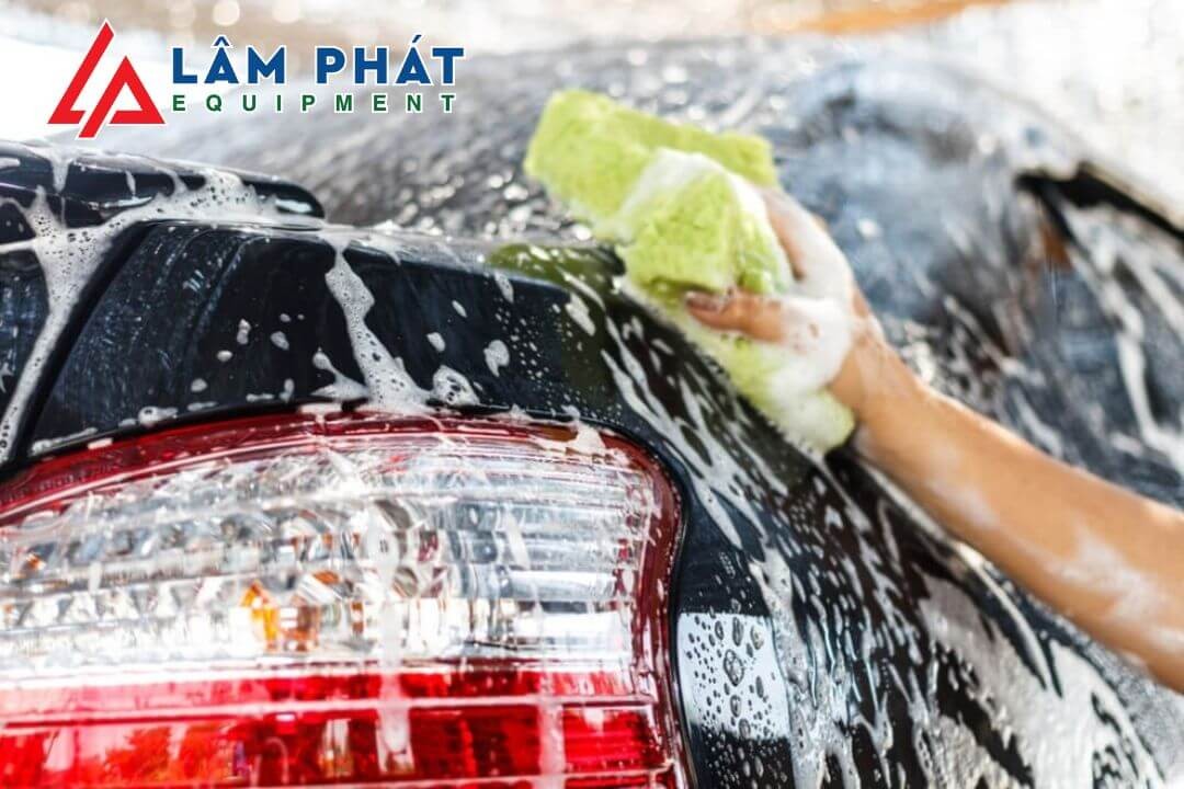 Người thợ cần trang bị kỹ năng khi học nghề rửa xe ô tô