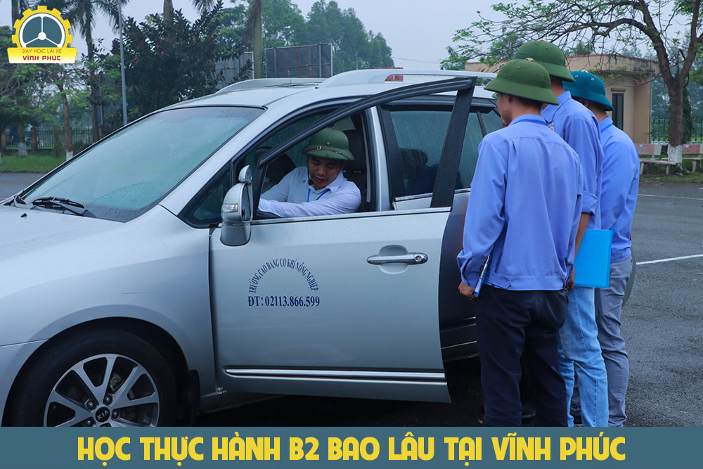 Học viên thực hành lái xe ô tô B2 trên sa hình