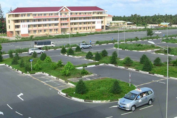 Học viên thực hành bài thi sa hình trên sân tập