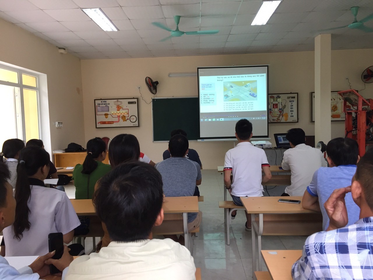 Lớp học lý thuyết lái xe ô tô tại Nhơn Trạch