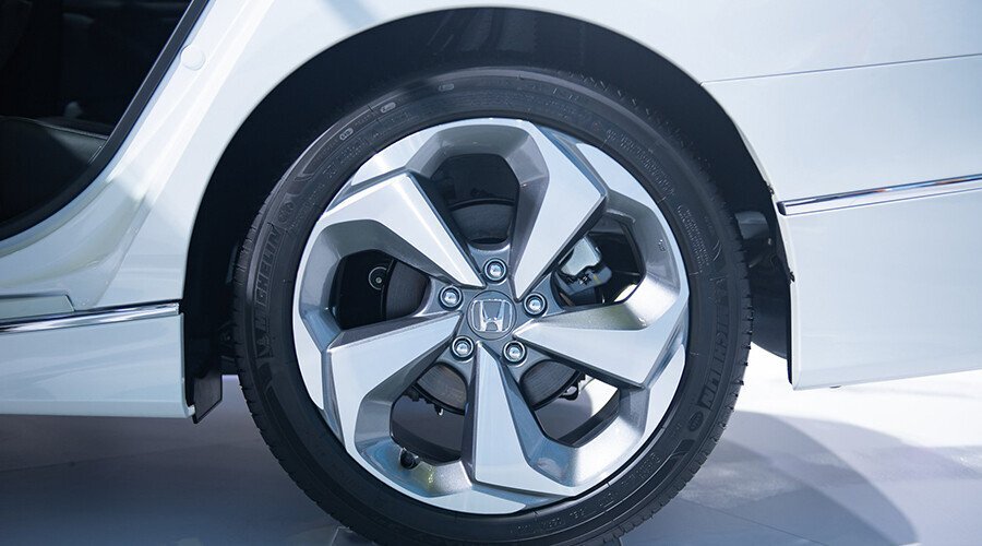 Mâm xe 18 inch thiết kế thể thao trên Honda Accord