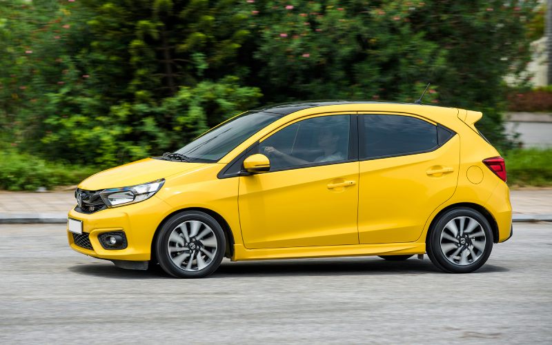 Honda Brio màu vàng, mẫu xe ô tô gia đình 5 chỗ hạng A với không gian rộng rãi