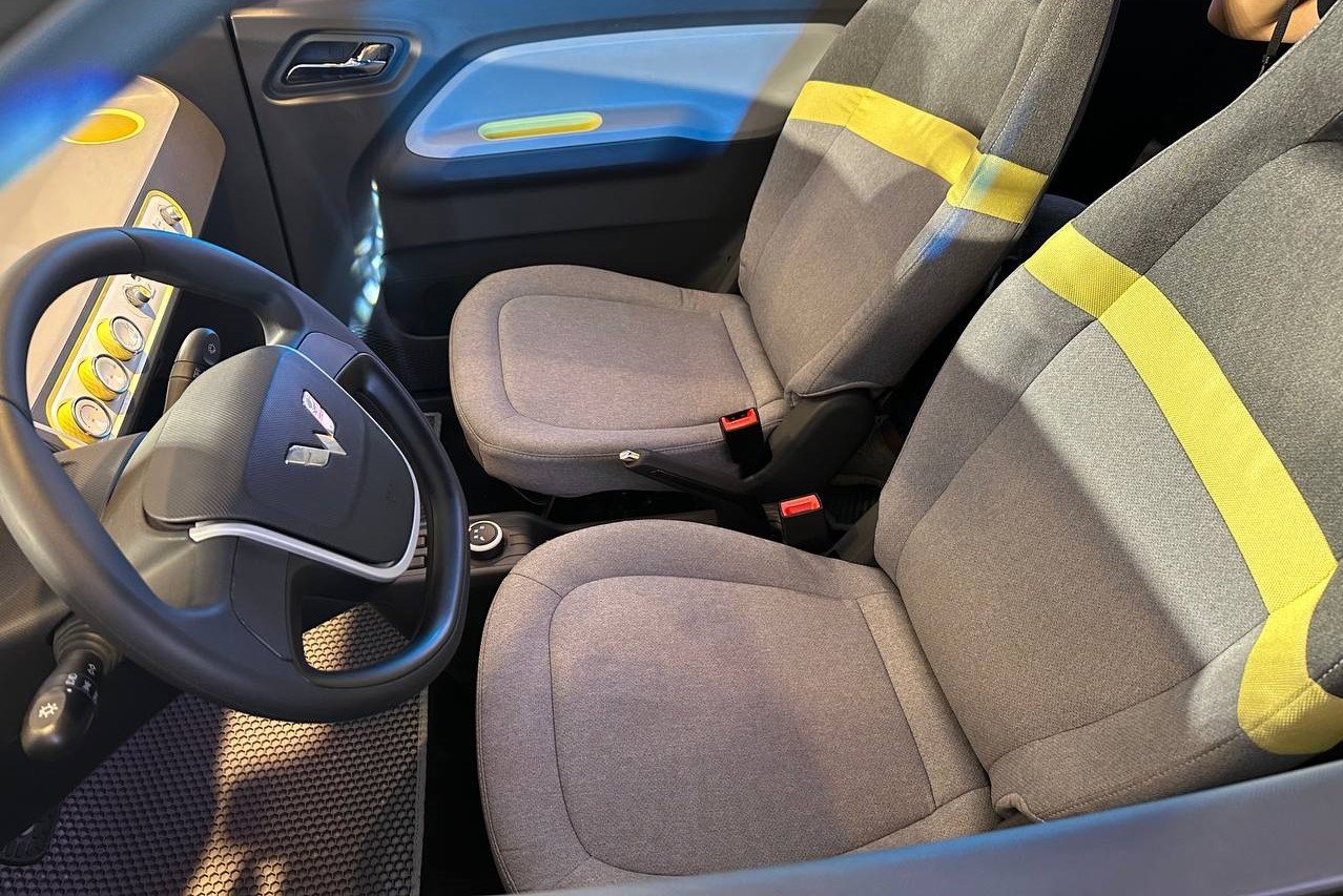 Khoang nội thất đơn giản của Wuling HongGuang MiniEV, xem xét thông số kỹ thuật xe ô tô điện bên trong.