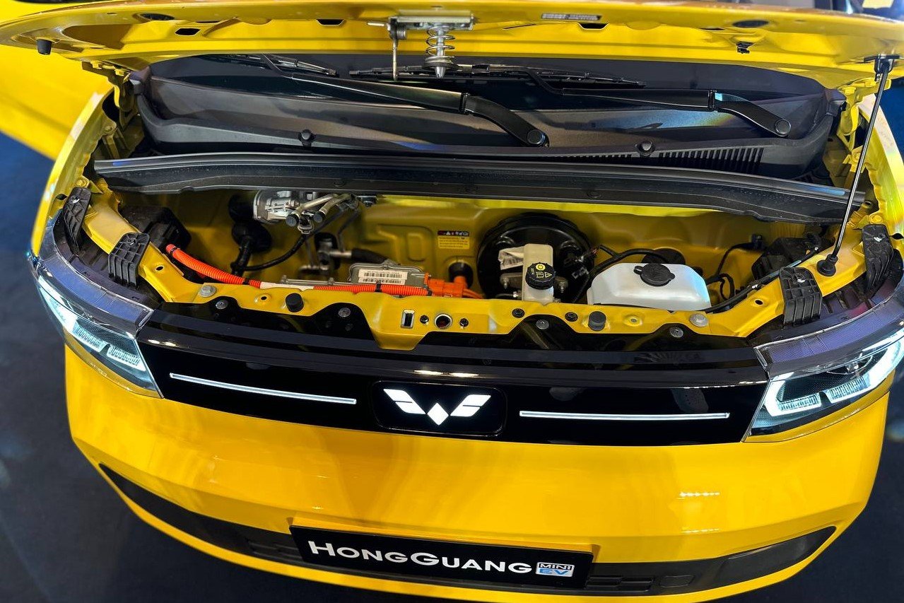 Mô-tơ điện đặt ở cầu sau của Wuling HongGuang MiniEV, ảnh minh họa động cơ xe ô tô điện.