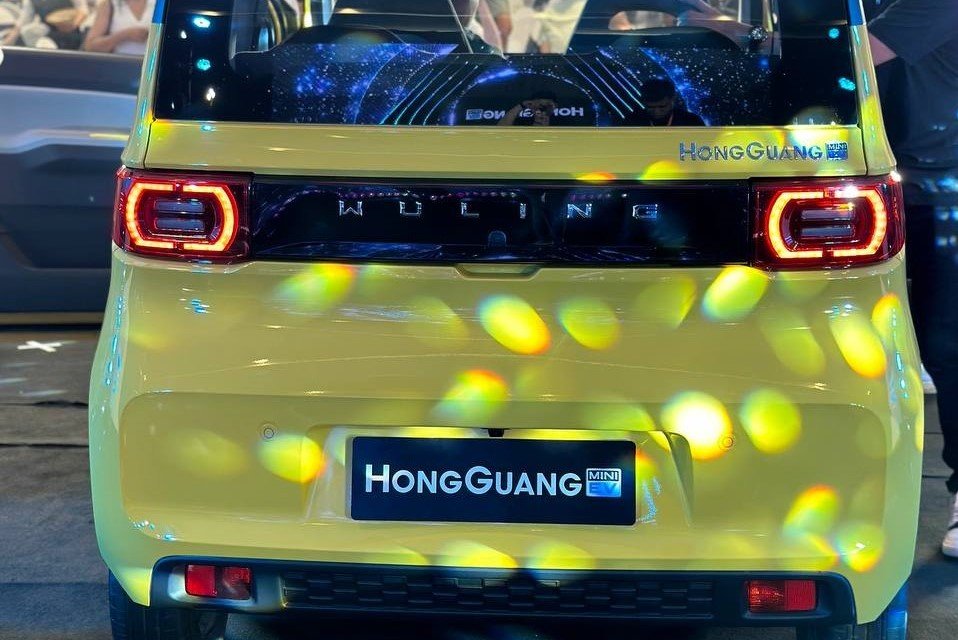 Thiết kế đuôi xe Wuling HongGuang MiniEV, nhìn từ phía sau.