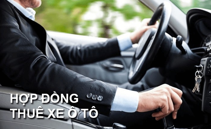 Một mẫu hợp đồng cho thuê xe ô tô tự lái được đặt trên bàn