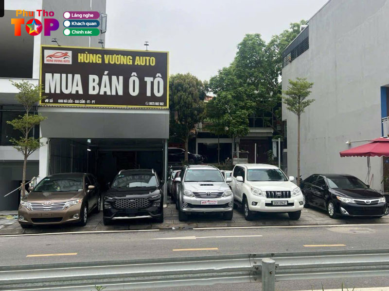 Đội ngũ nhân viên tư vấn chuyên nghiệp tại showroom xe cũ