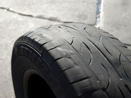 Kiểm tra lốp xe ô tô có vết mòn vẹt sau những lần phanh gấp