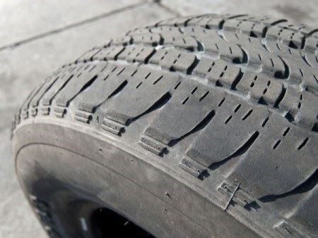 Kiểm tra lốp xe ô tô bị "xổ lông" do độ chụm bánh xe chưa chuẩn