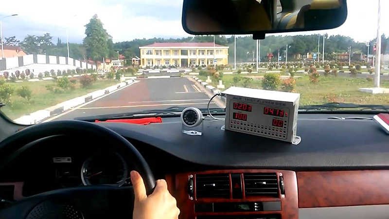 Luyện tập kỹ năng lùi xe khi học thực hành lái xe ô tô
