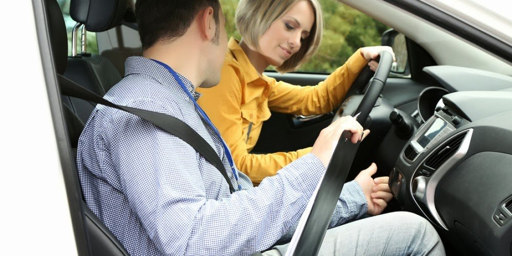 Các kiểu cầm vô lăng chuẩn xác khi học thực hành lái xe ô tô