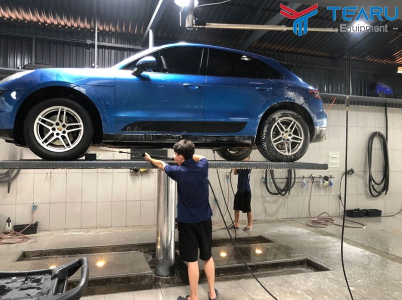 Hình ảnh kỹ thuật viên đang xịt rửa gầm xe ô tô bằng máy áp lực cao