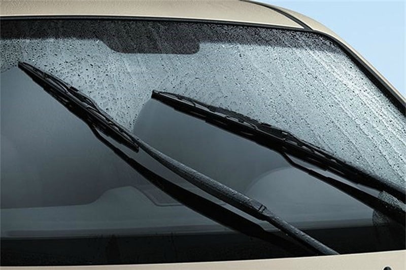 Cách phun nước rửa kính xe ô tô hiệu quả