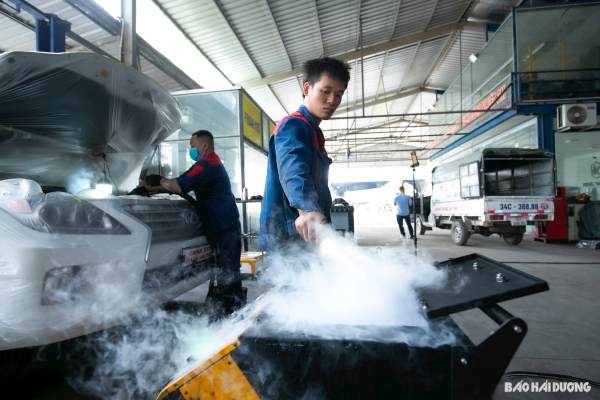 Nhân viên kỹ thuật rửa khoang máy xe ô tô chuyên nghiệp