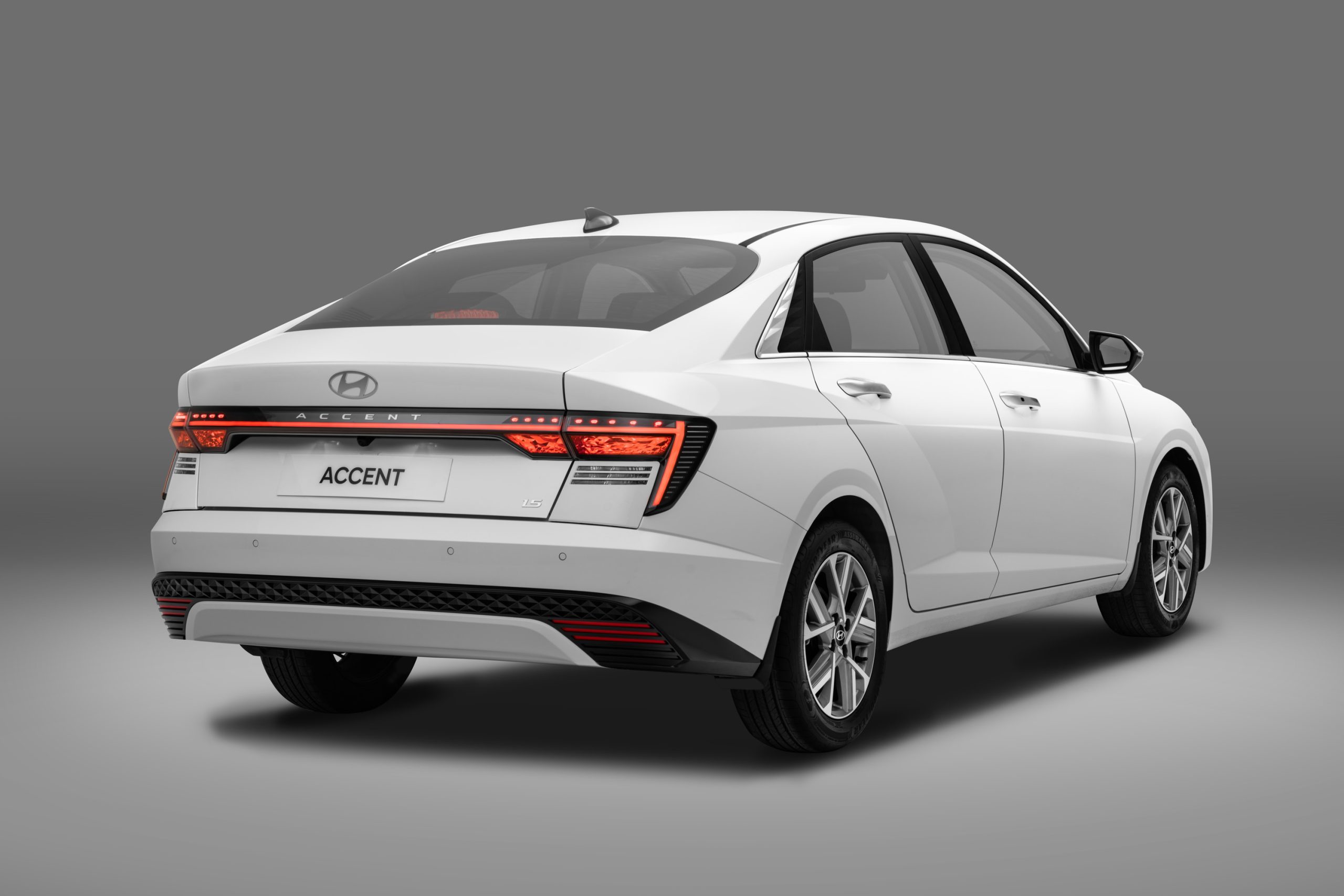 Thiết kế mặt sau Hyundai Accent 2025 với đèn hậu LED sắc sảo