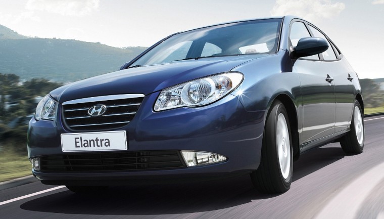 Hình ảnh nội thất bên trong xe Hyundai Elantra đời 2008, nổi bật với thiết kế trẻ trung và diện mạo bắt mắt, là lựa chọn xe ô tô cho sinh viên