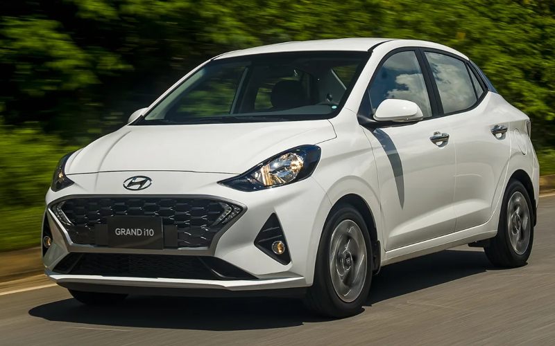 Hyundai Grand i10 màu trắng, mẫu xe ô tô gia đình 5 chỗ hatchback hạng A phổ biến