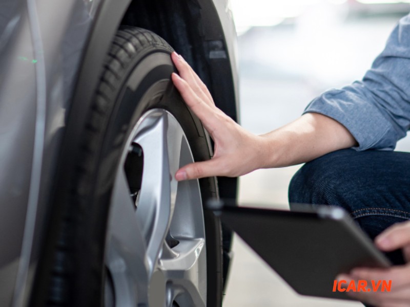 Đánh giá tình trạng lốp và bánh xe của xe ô tô cũ
