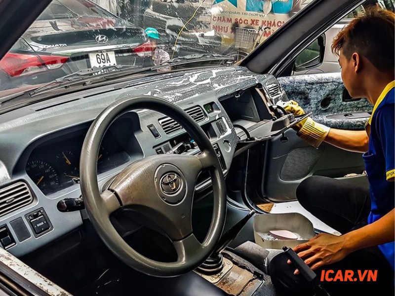 Kiểm tra nội thất và các tính năng bên trong của xe ô tô cũ