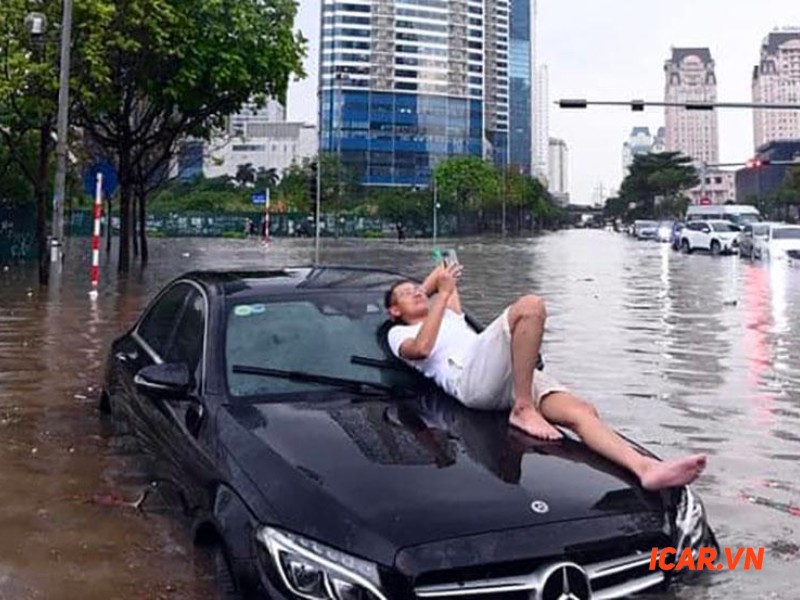 Xe từng bị ngập nước hoặc tai nạn nghiêm trọng là rủi ro khi chọn xe ô tô cũ
